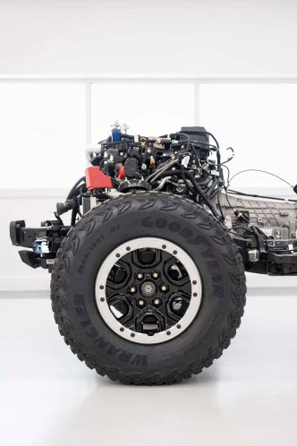 2021 Bronco chassis and powertrain with Sasquatch Package featuring 17-inch high-gloss black aluminum alloy wheels, warm alloy beauty ring and beadlock-capable 35-inch LT315/70R17 mud-terrain tires.
